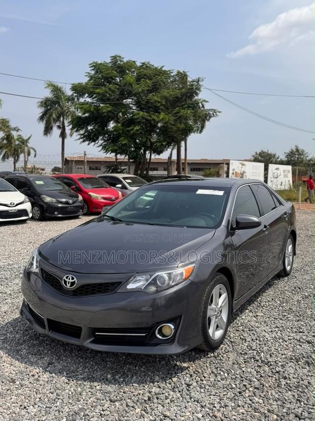 Toyota Camry SE 4dr Sedan (2.5L 4cyl 6A) 2014 Gray