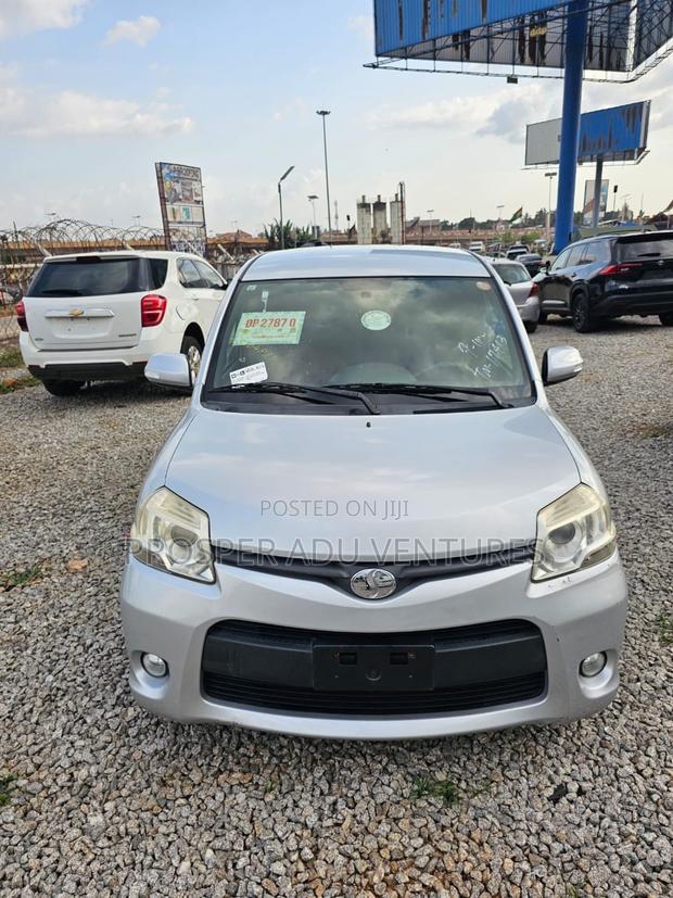 Toyota Sienta 1.5 FWD 2013 Silver