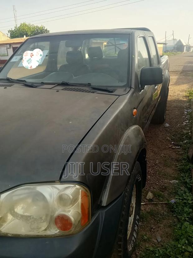 Nissan Hardbody 2011 Silver