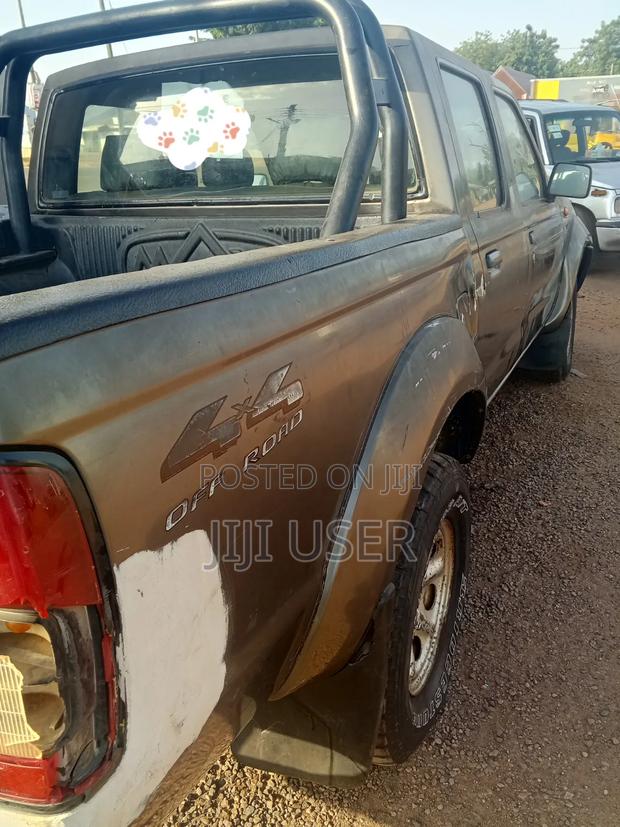 Nissan Hardbody 2011 Silver
