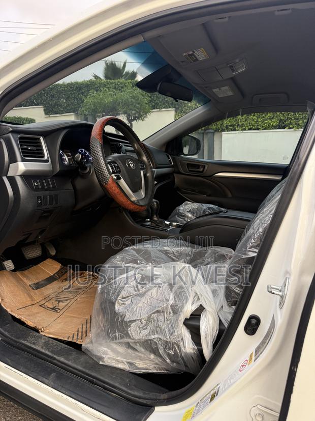 Toyota Highlander LE 4x4 V6 (3.5L 6cyl 8A) 2018 White