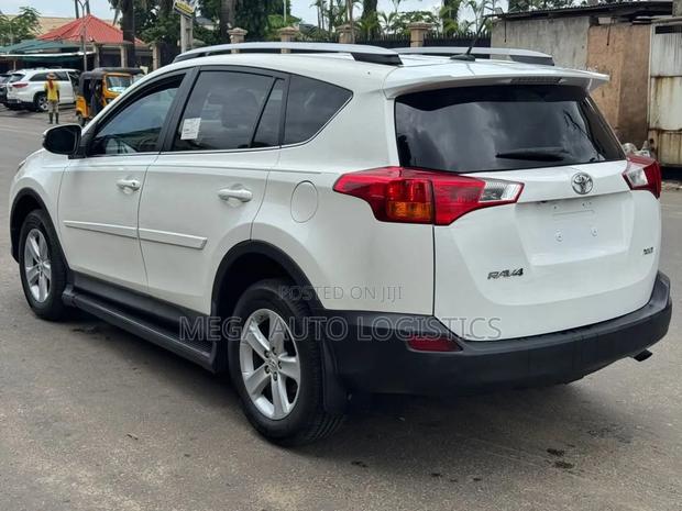 Toyota RAV4 XLE FWD (2.5L 4cyl 6A) 2013 White