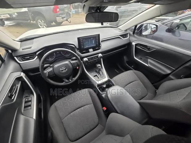 Toyota RAV4 LE AWD 2019 White