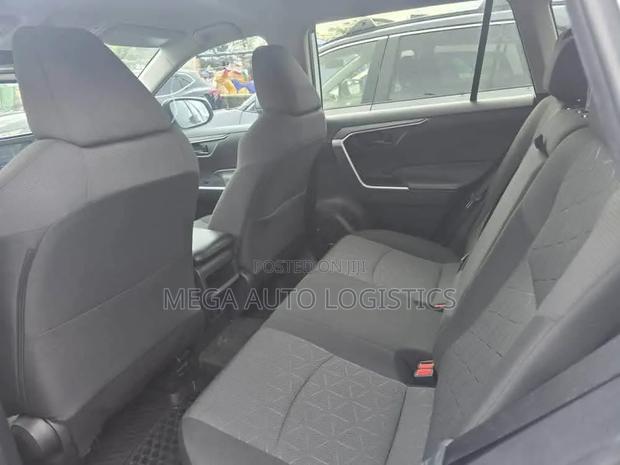 Toyota RAV4 LE AWD 2019 White