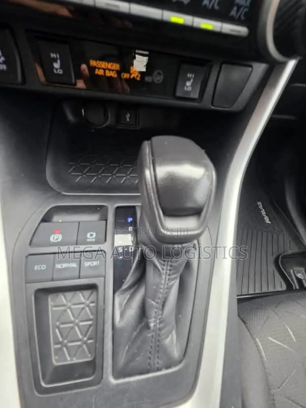 Toyota RAV4 LE AWD 2019 White