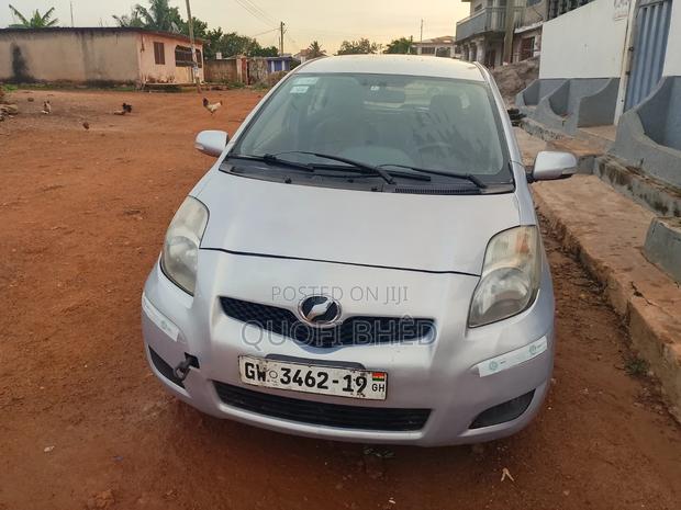 Toyota Vitz 2010 Silver