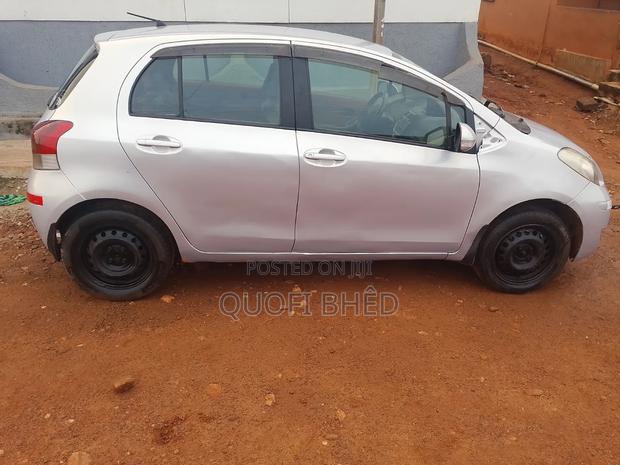 Toyota Vitz 2010 Silver