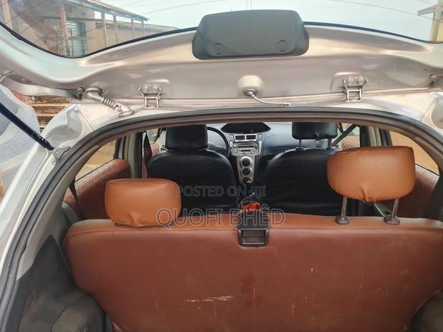Toyota Vitz 2010 Silver