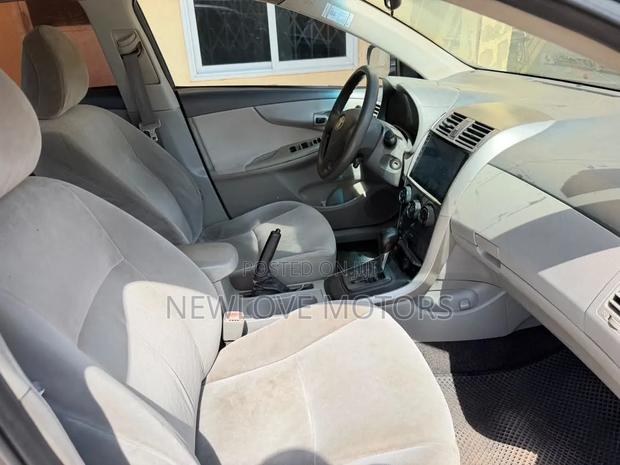 Toyota Corolla LE 4dr Sedan (1.8L 4cyl 4A) 2010 White