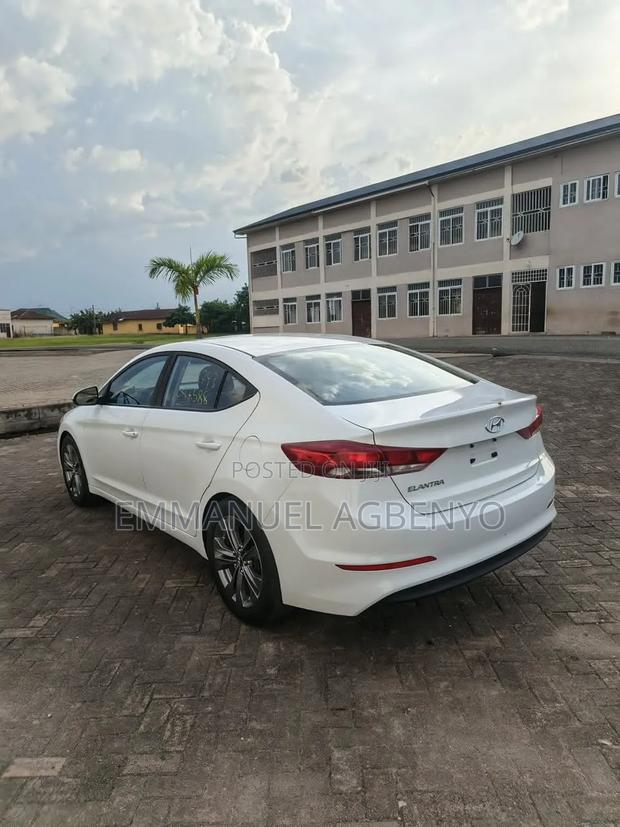 Hyundai Elantra SE Sedan FWD (2.0L 4cyl 6M) 2017 White