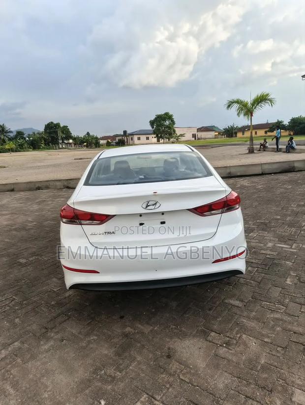 Hyundai Elantra SE Sedan FWD (2.0L 4cyl 6M) 2017 White