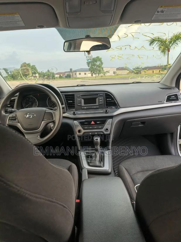 Hyundai Elantra SE Sedan FWD (2.0L 4cyl 6M) 2017 White