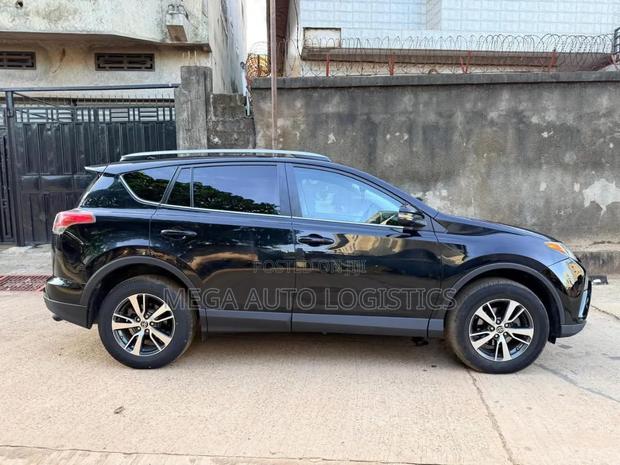 Toyota RAV4 XLE AWD (2.5L 4cyl 6A) 2017 Matt Black