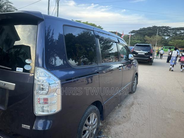 Toyota Voxy 2013 Blue