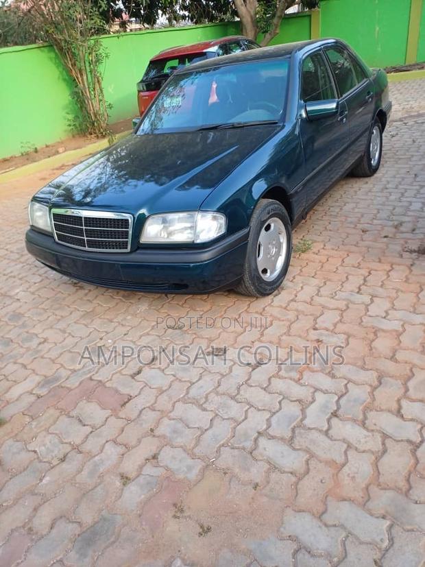 Mercedes-Benz W124 1995 Blue