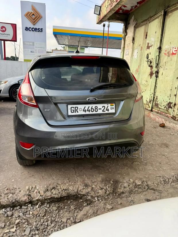 Ford Fiesta SE 4dr Hatchback (1.6L 4cyl 5M) 2015 Gray