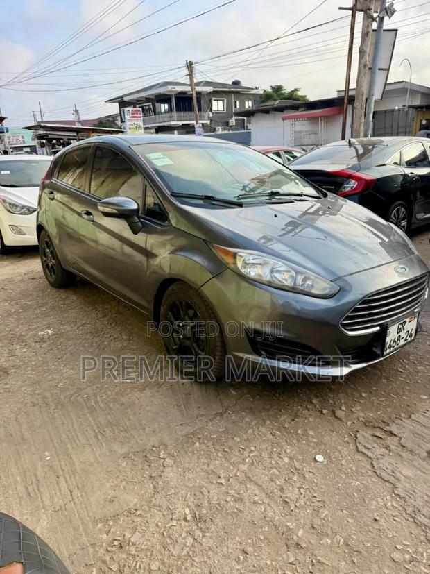 Ford Fiesta SE 4dr Hatchback (1.6L 4cyl 5M) 2015 Gray