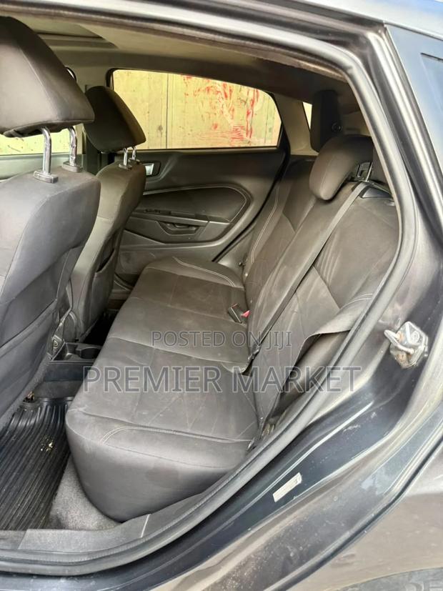 Ford Fiesta SE 4dr Hatchback (1.6L 4cyl 5M) 2015 Gray